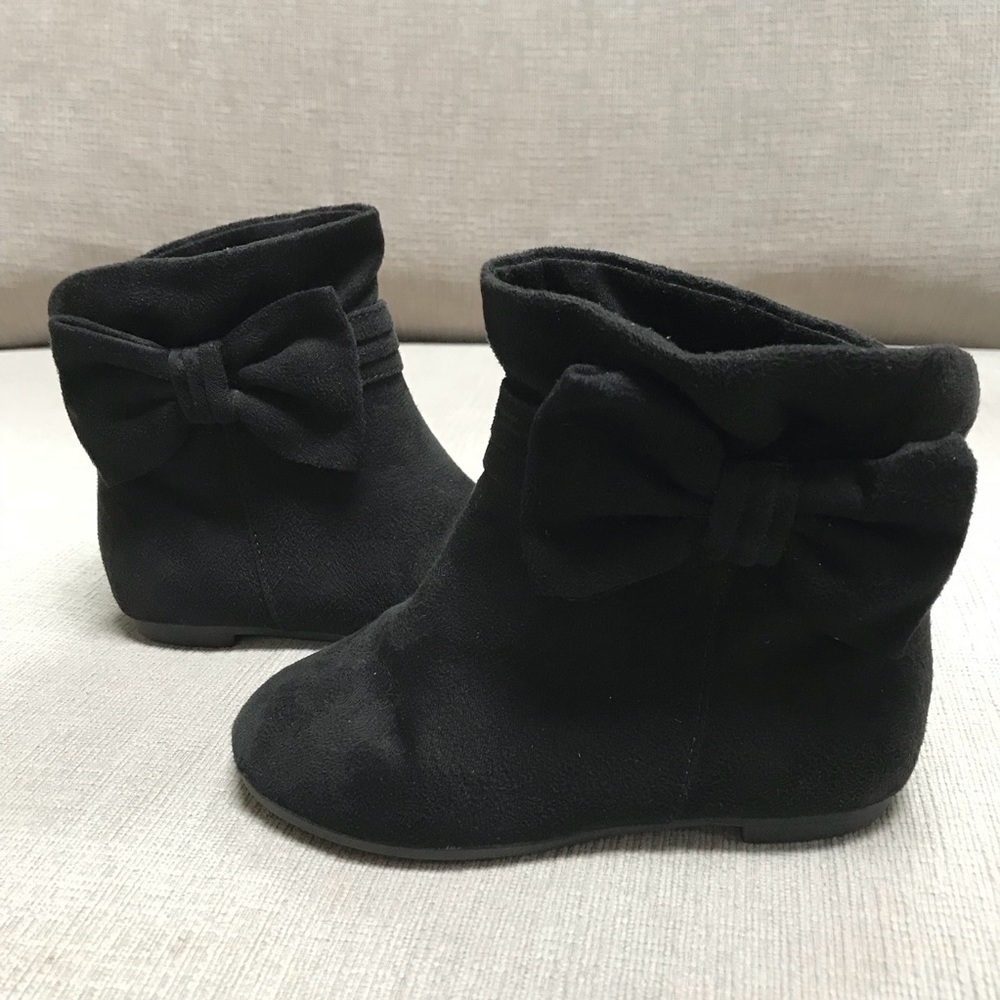 Girls faux suede booties in black